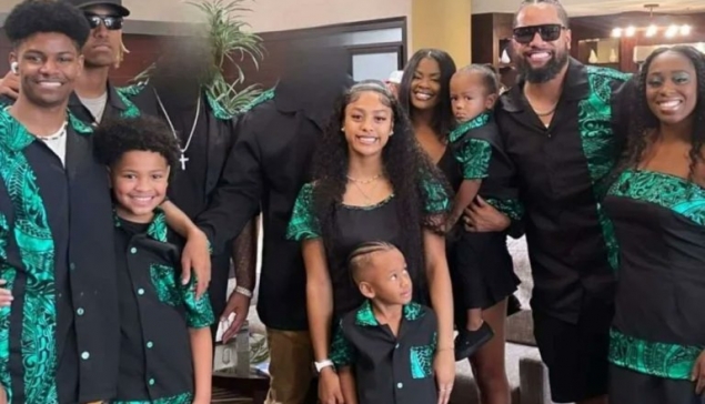 Jey Uso et Solo Sikoa retirés d'une photo de famille