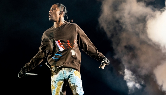 Travis Scott arrive sur la musique de l'Undertaker au concert de Drake