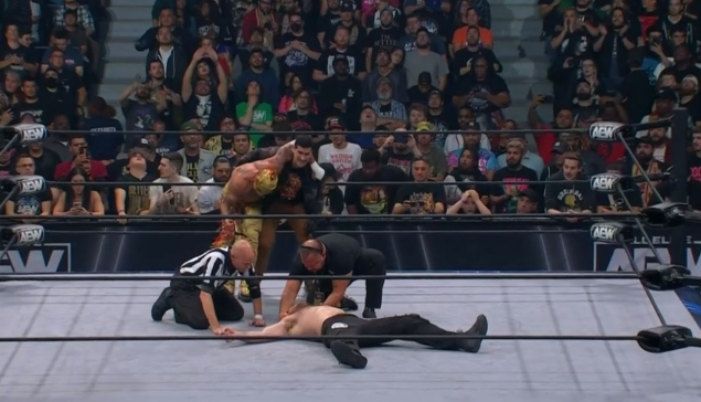 AEW Grand Slam : Jon Moxley inconscient après son match ?