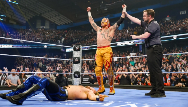 Triple H accueille Rey Fenix après son match à WWE SmackDown