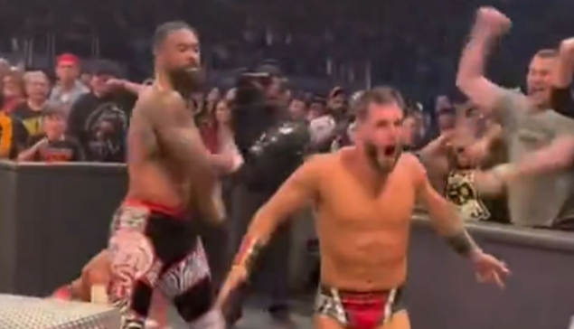 Montez Ford a utilisé une arme insolite pendant le TLC Match à SmackDown