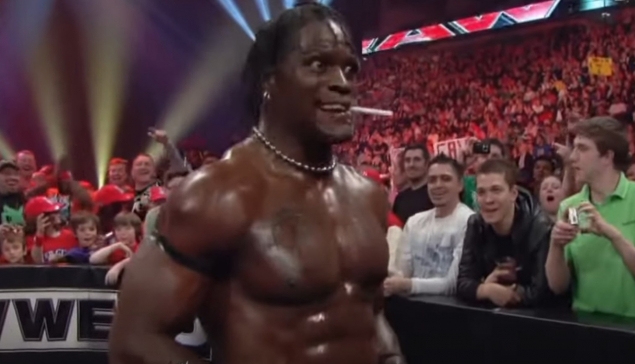 Le jour où Vince McMahon a obligé R-Truth à fumer à WWE RAW