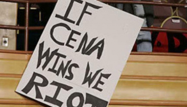John Cena signe une pancarte historique de la WWE